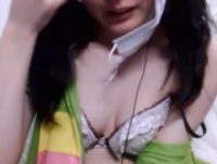 [ライブチャット]ロリ可愛い素人娘がカメラの前で胸チラ配信･･･のLiveChat無料動画！