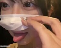 リアル漫喫「マジでバレるかも…電マしてもバレないかな…やばい人いる…」セクシー発情美少女が漫喫配信！無修正ライブチャット