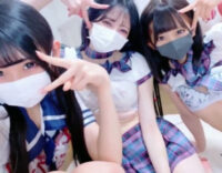 超可愛いアイドル美少女三人がエッチな制服コスからパンツまで脱いで細くてエッチな体を触り合うレズ乱交配信！！！[ライブチャット無修正動画]