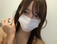 『喘ぎ声漏れてないかな？』超絶美人がネカフェで露出し全裸になってパイパンオマンコに電マ当てオナニー自撮り配信！！！[ライブチャット無修正動画]