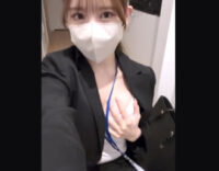 ポニテ清楚な美人OLさんが帰宅後に即玄関でムラムラ発散脱いでオナニー自撮りたまらない！！！[ライブチャット動画]